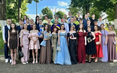 Во всех школах Вяземского округа проходят выпускные вечера!