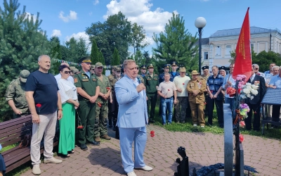 В Вязьме у памятника «Сердце матери» почтили память ветеранов боевых действий