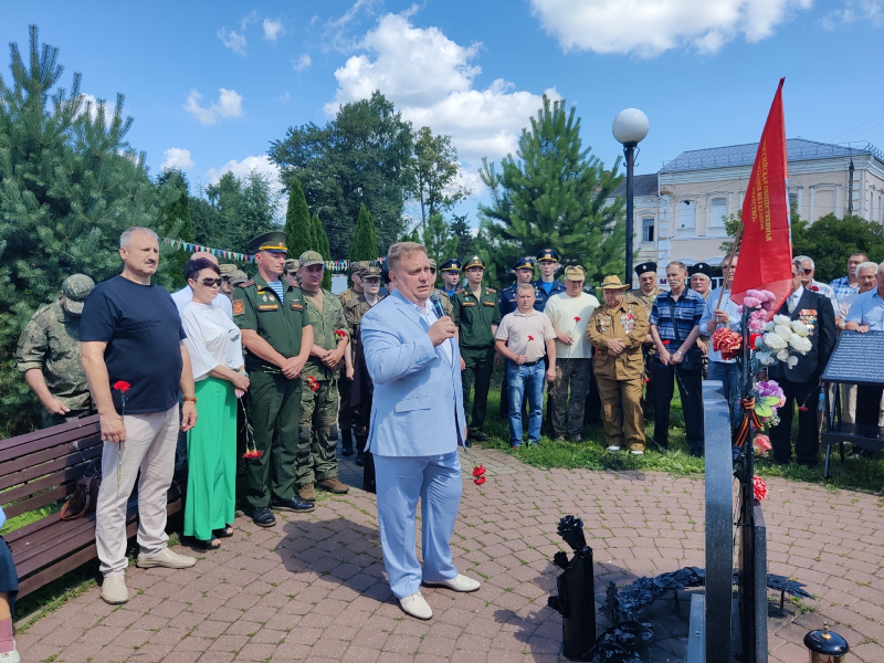 В Вязьме у памятника «Сердце матери» почтили память ветеранов боевых действий
