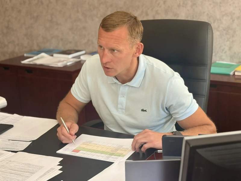 Глава Вяземского округа Олег Смоляков провёл рабочее совещание по исполнению муниципальных контрактов, заключённых в 2026 году