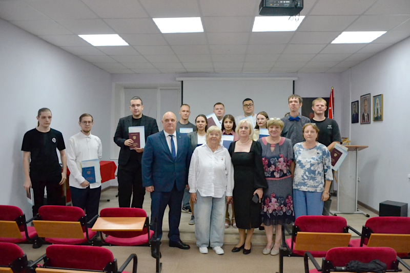 В Вязьме вручили дипломы выпускникам Смоленского казачьего института
