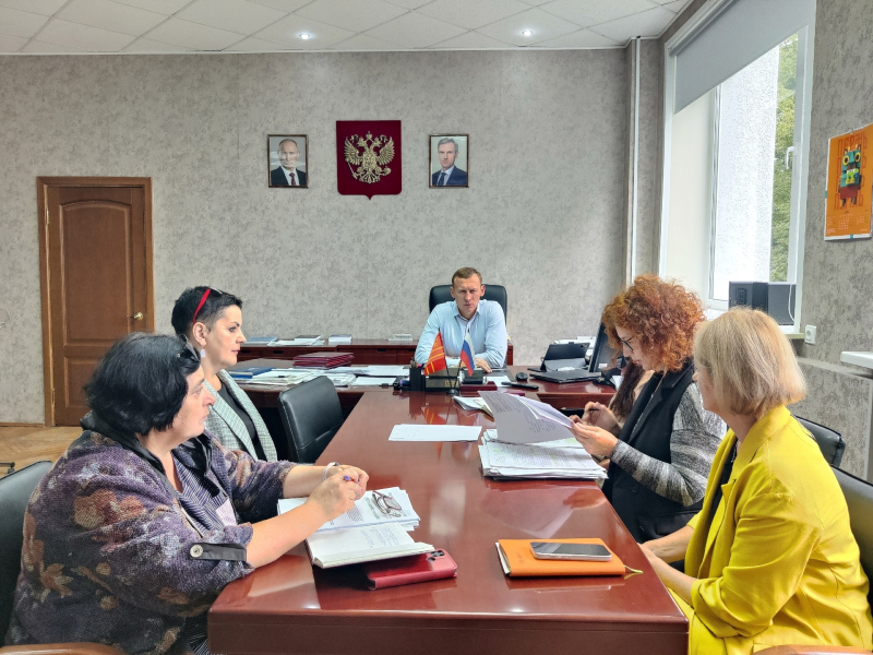 Глава Вяземского Олег Смоляков провел заседание комиссии по жилищным вопросам