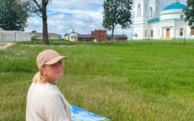 Преподаватель из Вяземской детской художественной школы представила город на межрегиональном пленэре «Из века в век»