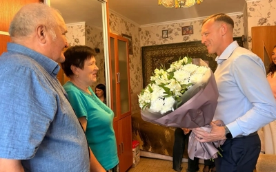 Глава округа поздравил семью Миловановых с 50-летием совместной жизни