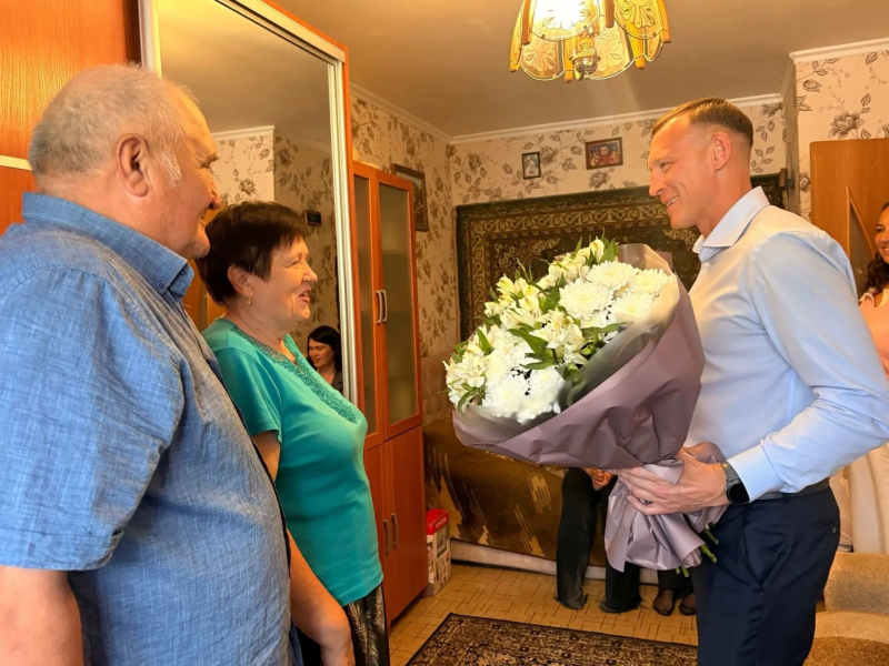Глава округа поздравил семью Миловановых с 50-летием совместной жизни