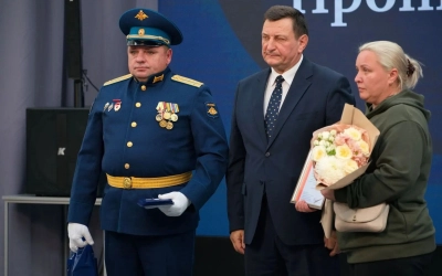 Дань уважения подвигу: жителю Вязьмы вручили медаль «Отец Солдата»