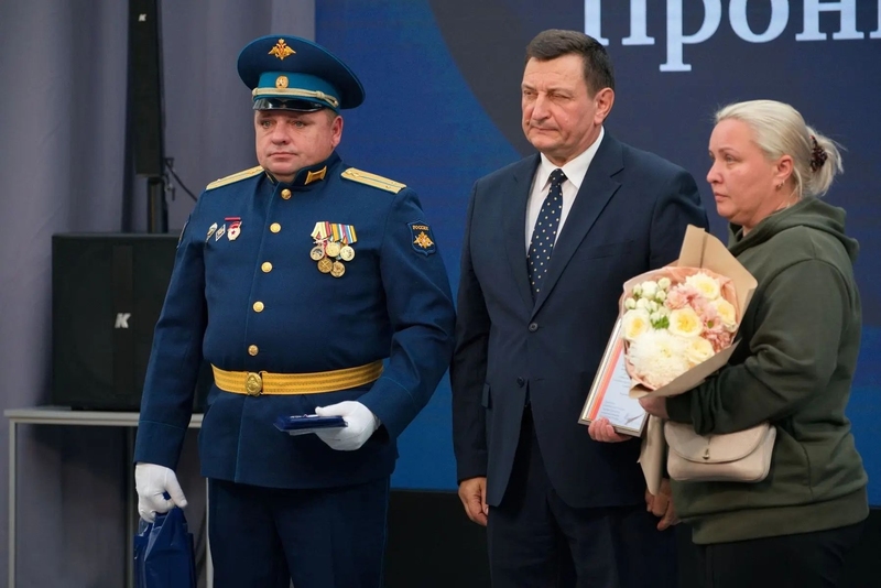 Дань уважения подвигу: жителю Вязьмы вручили медаль «Отец Солдата»