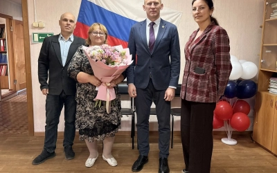 75 лет — большая дата: глава Вяземского округа Олег Смоляков поздравил Тамару Анатольевну Бирюкову из села Семлево
