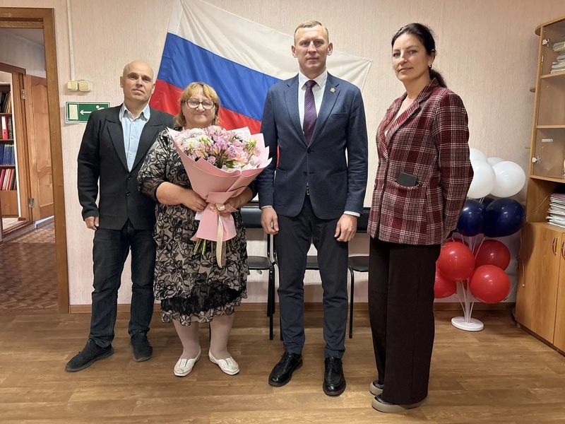 75 лет — большая дата: глава Вяземского округа Олег Смоляков поздравил Тамару Анатольевну Бирюкову из села Семлево