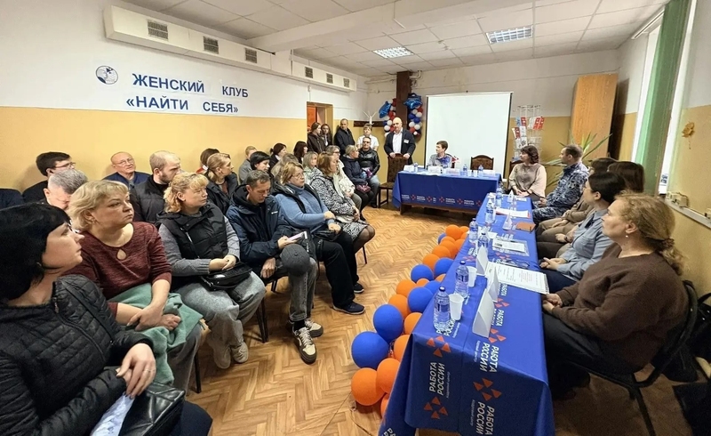 В Вязьме прошла осенняя ярмарка вакансий «Осенний листопад»