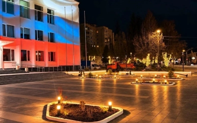 Территория перед зданием Администрации округа заметно преобразилась.
