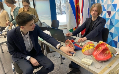 В КВЦ состоялся мастер-класс «В мир науки мы приоткроем двери» от технопарка «Кванториум»