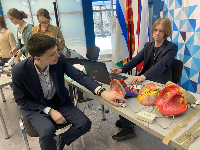 В КВЦ состоялся мастер-класс «В мир науки мы приоткроем двери» от технопарка «Кванториум»