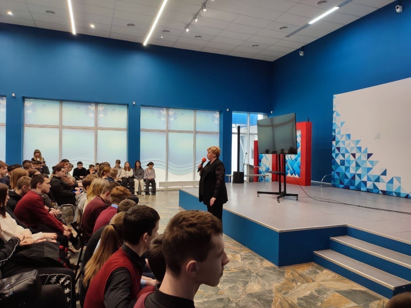 В Культурно-выставочном центре состоялась встреча-диалог с ведущим психиатром-наркологом Вяземской ЦРБ Светланой Бурдовой