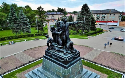 Подвигу 33-й армии и ее командарма М.Г. Ефремова посвящается