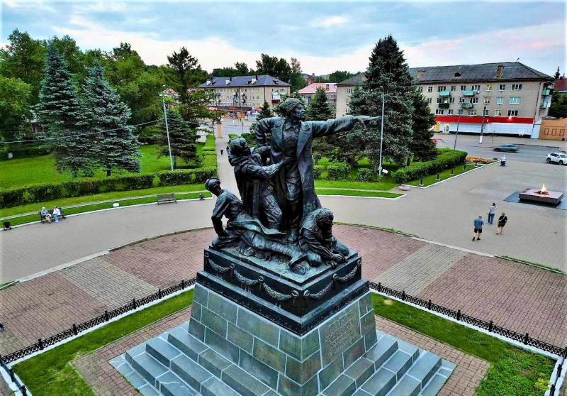 Подвигу 33-й армии и ее командарма М.Г. Ефремова посвящается