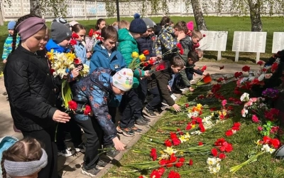 Накануне Дня Победы в Вязьме состоялись церемонии возложения цветов