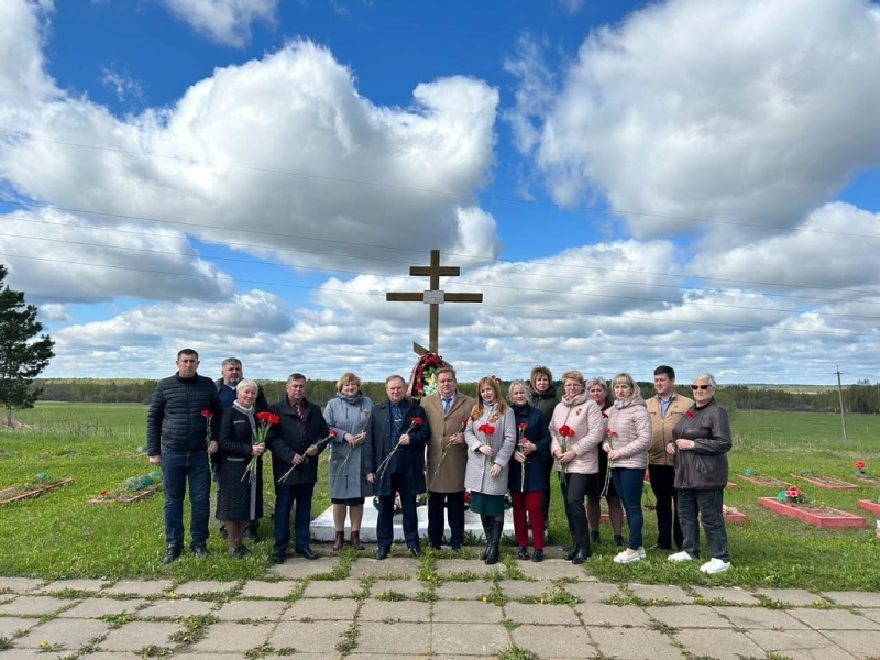 В канун празднования 78-ой годовщины Победы в Великой Отечественной войне на мемориальном комплексе «Богородицкое поле» прошло возложение цветов