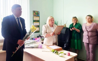 Глава Вяземского городского поселения Александр Григорьев поздравил с профессиональным праздником работников Вяземского отдела социальной защиты населения