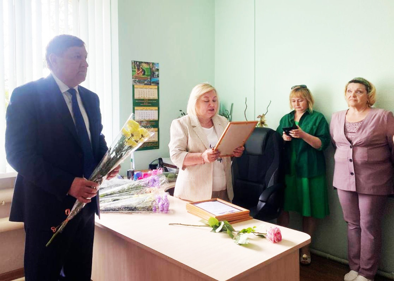 Глава Вяземского городского поселения Александр Григорьев поздравил с профессиональным праздником работников Вяземского отдела социальной защиты населения