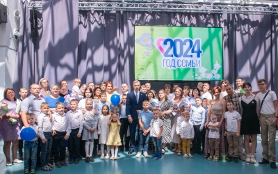 Василий Анохин наградил многодетных мам региональным почётным знаком «материнская слава»