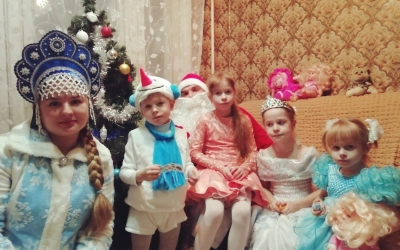 Вяземские активисты поздравили многодетные семьи с Новым годом.