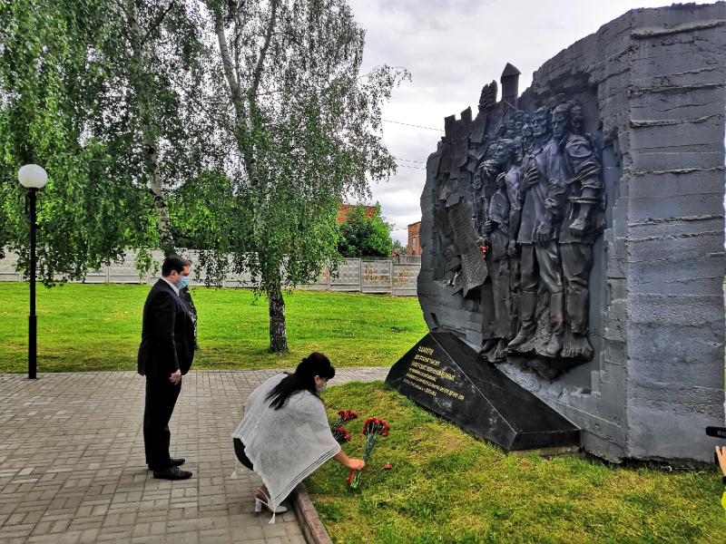 Возложение цветов к мемориалу жертвам немецкого пересыльного лагеря Дулаг-184 в День Памяти и Скорби