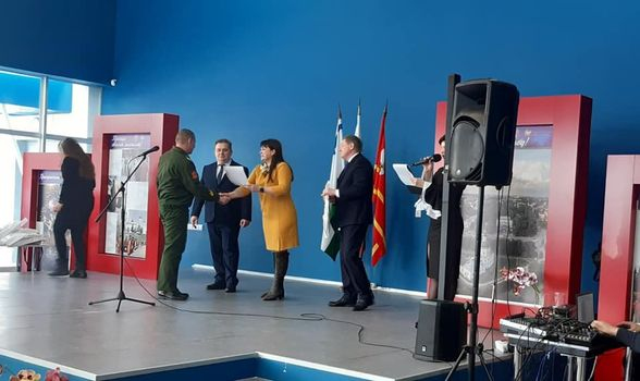 Церемония вручения почетных грамот военнослужащим Вяземского гарнизона состоялась в Культурно-выставочном центре г.Вязьмы.