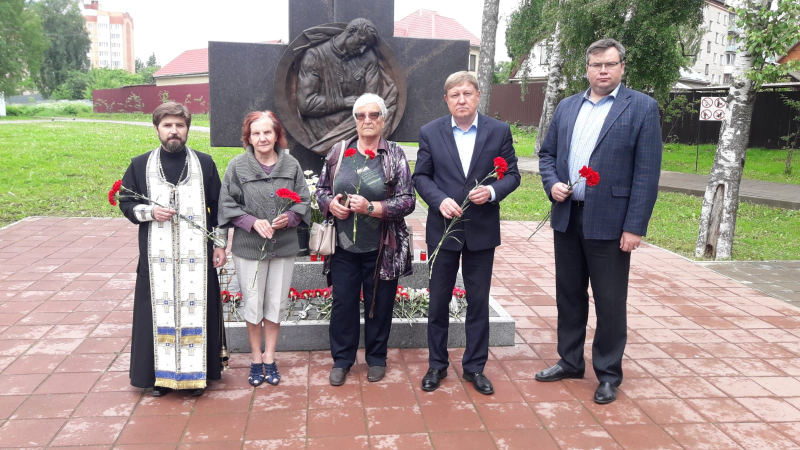 Церемония возложения цветов у мемориала в память о воинах, умерших от ран в госпиталях в годы Первой мировой и Великой Отечественной войн