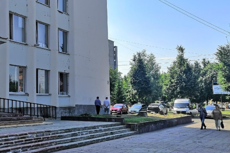 Старые ели у здания Администрации Вяземского района заменят на новые