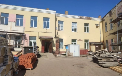 В Вязьме начался ремонт фасада и кровли хирургического отделения Вяземской ЦРБ